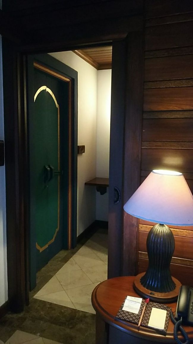 ベッド両サイドに扉があって、奥が外へ出る扉