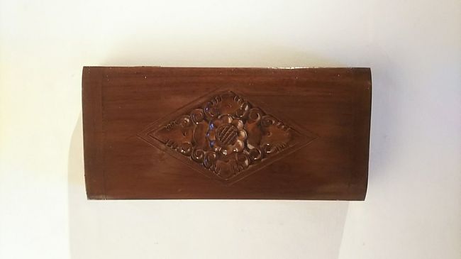 これは　コンセントとかスイッチのカバー<br />部屋中どのコンセントもスイッチも、このカバーで隠されてて存在感が薄められてる。<br />コンセントの数は充分ありました。「どこかのランプのコードを抜いてスマホの充電を…」みたいなことは無かったです。