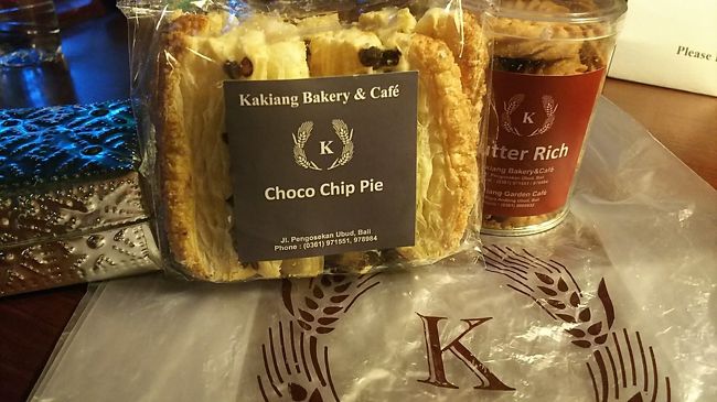 さて、ヴィラに大興奮して写真を撮りまくりやっと落ち着きました。<br />この日はプリウランダリ内でディナーする予定ですが、まだちょっと時間が早いかな・・・という事でちょっとお菓子でも。<br /><br />カキアンベーカリーで買ってきたパイとバタークッキー<br />これがとっても美味しかった♪