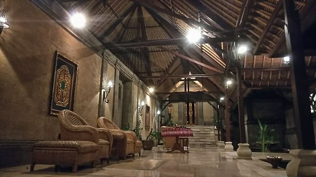 「今日は朝からずっと活動してきて足が疲れたね・・」という事で、まだそんなにお腹も空かないし今お菓子も食べたしでスパはどうだろうかと。<br />スパに電話したら「今からすぐなら大丈夫。すぐにカートを向かわせるね」と。<br /><br />「Lila Ulangun Spa」<br />ゆったりした造りで、なんだか美術館みたい～<br />