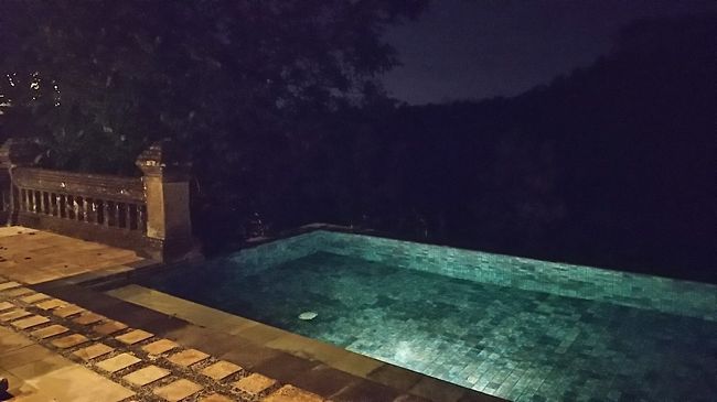 スパから戻ってきました。<br />夜間はこうやってナイトプール的照明がついてる♪<br />気分がアガります～