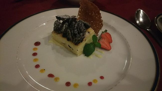 どっしり甘いチーズケーキ<br />これと、ポットにたっぷり入った紅茶を二人でシェアしていただきました。<br />お腹いっぱい。<br /><br />総額、一万円弱くらいかなーホテル値段ですね<br />翌日はシャトルバスでウブド市街へ出てディナーしようという事になりました(笑)