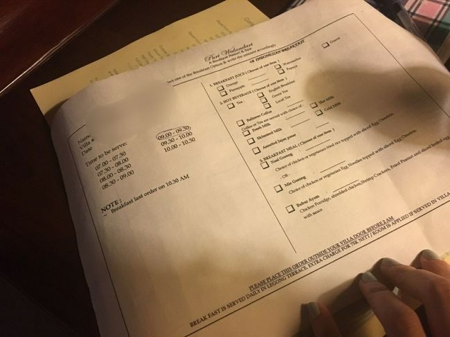 翌朝の朝食は是非ともヴィラでいただきたい！のでこの紙にチョイスを書いてドアのところへ掛けておかなければっ！<br />午前2時までにかけておいてほしいそうですよ～<br />こちらの面はバリニーズ朝食のチョイス