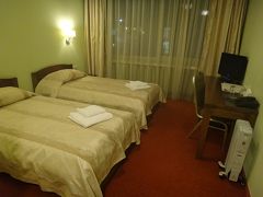 無事にチェックイン。あー疲れた。なんだか古びてるけど、広いしまずまずです。が、ポットもないし水もありません。スタンステッド空港で小銭を減らすために買った水が大活躍でした。