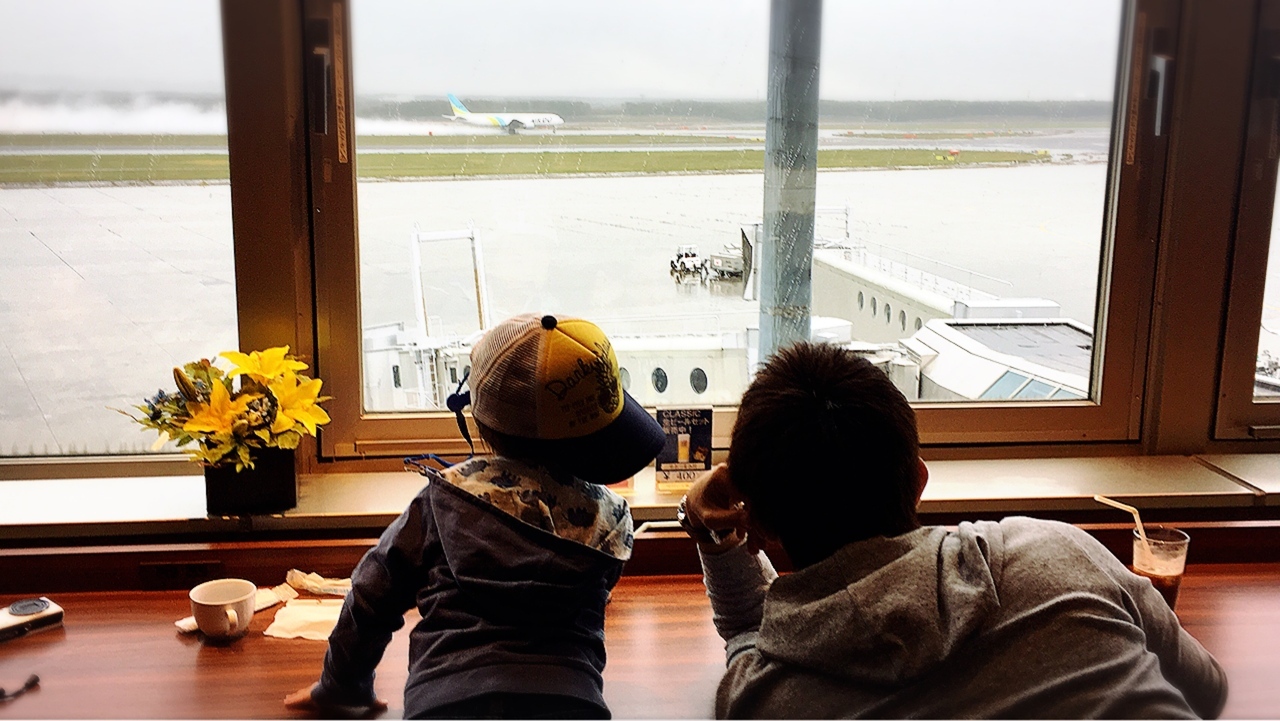 2時間前に空港到着！
満席でした！
平日でも1便しかないからか人気なんですね～

ずーっと「あ！ひこうき！！」「ひこうき、ばいばーい！」と
大興奮の息子君♪