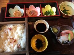 ようやく営業してそうなお店が見つかり、タコ飯定食をオーダー！

安心感でめちゃめちゃおいしかった…

後で調べたら、瀬戸田すいぐん丸というお店だったと思います。
お土産も売ってて、店内広いです！