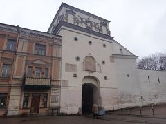 夜明けの門に到着です。ここからは入れないから、降りて歩いてね、との事。10ユーロ渡すと、9ユーロじゃなくてメーター通りで良いと言われました。メーターは7.14ユーロで、細かいお釣りまで出そうとしていたので、お釣りは2ユーロで良いとこちらから言いました。1ユーロで良いと言ってあげればいいのに、ケチしてしまいました。
さっきの変な間は、9ユーロじゃなくてメーターでって言おうとして、英語で説明できなかったのだと思います。でも、メーターでと言われていたら、すごく高いかもとか、着くまでずっとハラハラしたと思うので、この運転手さんの対応はとても良心的だと思いました。