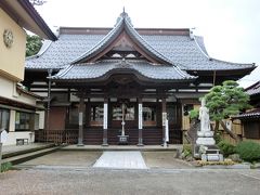 次は「海向寺」に向かいました。
真言宗智山派の寺院で、御本尊は大日如来ですが、本堂の奥には鏡が祀られており、神仏習合のお寺さんです。
弘法大師の創建と伝えられ、のちに真然上人が御本尊を勧請し、中興初代「忠海上人」、中興８世「鉄門海上人」の両住職によって再興されております。
本堂は明治２７年（１８９４）の地震で倒壊し、明治３９年（１９０６）に再建されたものです。
本堂の左、即身仏堂には「忠海上人」と中興９世「圓明海上人」の即身仏が奉安されており、「鉄門海上人」の遺品も奉られております。
（鉄門海上人の即身仏は湯殿山注連寺に奉安されております。）
日本には１６体の即身仏があり、庄内にはそのうち６体、２体の即身仏が奉安されておるのはこのお寺さんだけです。
なお、最北の地に奉安されておる即身仏でもあります。
こちらには、解説員がおりますので、即身仏や鉄門海上人についていろいろ伺うことができます。
※即身仏とは
江戸時代、お坊さんは５０歳を過ぎますと、隠居、実家を富ませる、修行の３つを選ぶことができ、修行を選んだ方は、湯殿山仙人沢で十穀（米、大豆、麦、胡麻など）を断ち、数千日に及ぶ厳しい修行に励みます。
これを木食（もくじき）修行といいます。
食べることのできるのは、はしばみ、くるみ、そば、かやなどの山になる木の実だけでした。
死期を悟ると、土中入定といって、辛うじて竹筒一本でつながっている土の中で、一切の食を断ち、おりんをならしながらお経を唱えて成仏いたします。
竹筒からその音が聞こえなくなってから千日目に掘り出します。
頭が落ちていたり、腐敗が進んでいたら即身仏にはなれません。
明治以後自殺ほう助として禁止されました。
「だったら一人でやればいいんじゃない」とおっしゃる方もおるかもしれませんが、即身仏というのは周りの人達の「ねがい」や「苦しみ」を背負って修行するものですから、独りよがりの行為ではないということです。