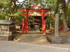 次はすぐ近くにある日枝神社（ひえじんじゃ）をお参りしました。
「山王鳥居」は地元付近では弥勒寺（登米市）の山王堂くらいしか拝見したことがなかったものですから、とても新鮮に感じます。
右の標柱から、かつては近代社格制度のもと、縣社（県社）であったことが伺えます。
酒田市浜田（駅から８分ほど）にも「日枝神社」があることから、こちらは「下日枝神社」と呼ばれています。
