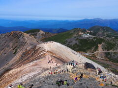 ラストスパートの剣が峰頂上へ。
しかしここの岩場が泣きそうでした。山頂直前では崩れ落ちそうな岩を登っていきます。
ほんと落ちそうだったので引き返したかった…