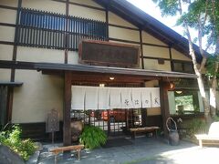 お昼は戸隠にある蕎麦屋そばの実
平日だったので待つこと無く席に着けました