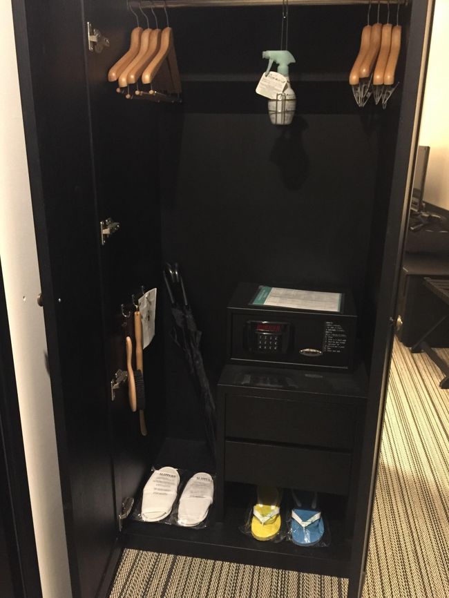 クローゼットの中にはスリッパとビーチサンダルもあります。<br />滞在中、嬉しくてこのビーサンで大半を過ごしていたら靴擦れしました。。