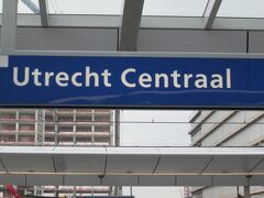 停まるかな？ と期待したのですがやはりアーネム（Arnhem）には止まらず、もしかして？ と期待したエーデ（Ede-Wageningen）にも止まりません。
次の停車駅、ユトレヒト（Utrecht）で下車します。