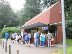 クレラーミュラー美術館はデホーヘ・ヘルウェ（De Hoge Veluwe）国立公園内にあるので、公園の入園券が必要です。
バスは公園入口で５分停車し、乗客はここで国立公園の入園券を買います。