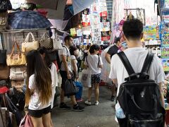 女人街では夜店がたくさん出ています。
ブランドもののパチもんやら、洋服・小物・電化製品など、
ジャンルはばらばらですが、いろんなものが売られています。