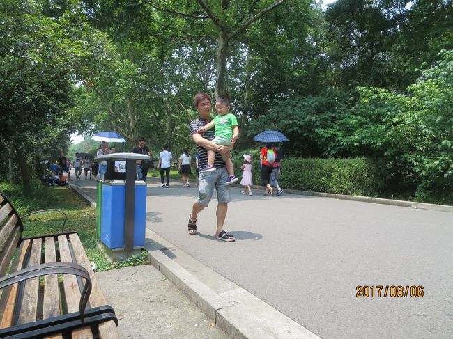 出口近くの木陰のベンチで休憩しながら，一本５元もするミネラルウォーターを飲む。<br />かんかん照りのくそ熱い上海であったが，こうして木陰にいると比較的しのぎやすい。<br />やはり日本の暑さというのは，多量の湿気を含んだ特別に不快な暑さなのだ。<br />風でも吹けばさらに快適で，そうして涼みながらベンチから次々に通り過ぎる中国人を観察する。<br /><br />お上りさんも交じっているとは思うが，半分以上は大都会の上海人であるはずだが，それにしても中国人のファッションセンスは，ファッションという言葉にほとんど縁のない私にも，少々奇異に感じられるものがある。<br /><br />全体的に着ているものの品質が日本と比べかなり落ちる。<br />品質へのこだわりや目利きが日本人のそれと比べれば，明らかな差があるように感じられる。<br />それと普通の日本人であれば必ず考える，ＴＰＯや身に着けるもののバランス感覚の欠如あるいは無頓着さも目立つ。<br />典型的なのは，女性が持つハンドバックと衣服のチグハグさである。<br />カジュアルな服装に，フォーマルなブランドもの（？）のバックを身に着けた女性が何人も通り過ぎて行った。<br /><br />子供に日中からピアノ発表会で着るようなドレスを着せているのもよく見かける。<br />ＴＰＯにこだわらない中国人らしい。<br /><br />中国人も，今後しだいに品質にうるさくなり，トータルコーディーネートやＴＰＯに敏感になっていくことであろう。<br />ただ，そういう日本との時間差を差し引いても，中国人の柔軟さ，他人のまなざしからの解放感というものを感じ，ある意味うらやましさを感じてしまう。<br /><br />ちなみに，私のこのときの恰好も，Ｔシャツ・短パンに黒の革靴（ウォーキング用）というやや珍妙な恰好であったが，おそらく中国では誰も気にかけないであろう。<br />共産党一党独裁で何かとがんじがらめの中国社会であるが，雰囲気や人々の行動様式を見ていると，逆に日本のほうがある種の抑圧感，息苦しさがあるように感じることもあるのは私だけか。<br />