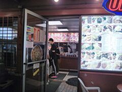 韓国料理テイクアウト専門家。Me BBQ.
HYATTリージェンシーから3分ほど。
メイン1品にサイドを、2～４品頼めます。
牛肉カルビがボリューム満点！！！！