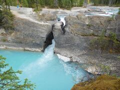 ナチュラル・ブリッジ。エメラルド湖への途中にある自然の橋。