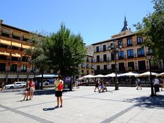 ソコドベル広場はこんな感じ。
ここが街歩きのスタート地点になります。

10時前なのでまだあまり観光客が多い感じはしません。
まずはカテドラルへ！