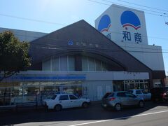 最初に立ち寄るは、かなり早いお昼ですが、和商市場。

セルフで好きなネタを取って海鮮丼を作れます。