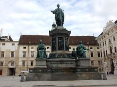 ヘルデン・プラッツ内のフランツ２世像。