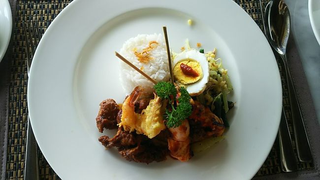 ロイヤルというだけあっておかずが豪華版です