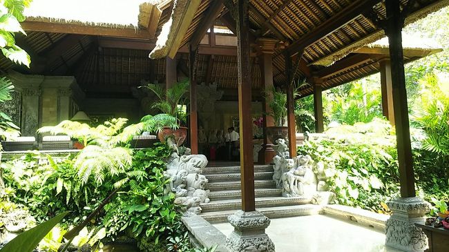 動物を象った石像がたくさん