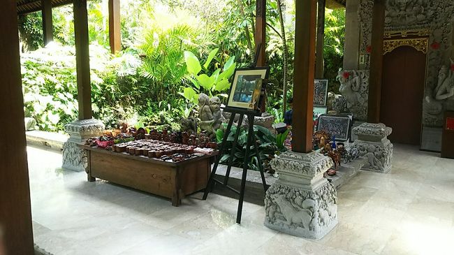 お土産物を売ってる