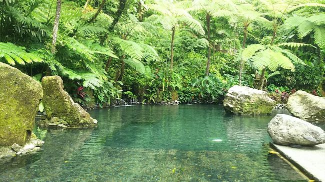 なんだかとても神聖な雰囲気。<br />お供えも置いてありました。天女さまのためにシャンプーも置いてあるんですよね～