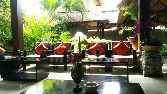 レセプションエリア<br />プリウランダリへ送ってくれる車を待ちます。<br /><br />ロイヤルピタマハ・・・ちょっと規模が大きすぎるかな～私の好みではないのかも。でも絶景は一見の価値ありなのでランチだけでも来てみて良かった～<br />スパ目的で来るのもいいですね♪