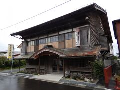 もう一か所寄ります。
「新むつ旅館」です。

この辺りはかつて「小中野遊郭」という赤線地帯でしたが、現在までその姿を残すのはここだけとなっています。