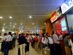 ヤンゴン・ミンガラドン空港に到着。
今回は現地ガイド付き集団ツアーなので、到着ロビーでガイドさんと合流します。
そのまま、空港で両替を済ませてしまいましょう！

ところがこのあといきなり事件発生！