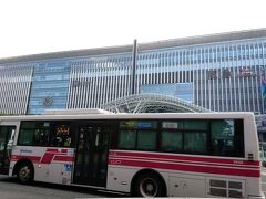 連休初日、昼間の博多駅。
昨日までの雨模様が嘘のよう。