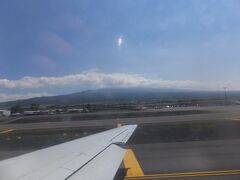 コナ国際空港到着

  マウナロア？　

がお出迎え

ハワイ島には高い山があって、マウナケアは４２０５ｍもあるんだ。
見えてる山、どっちだろう？
最後まで、区別がつかなかった私。