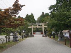 仙台東照宮は、仙台藩の２代目藩主が、
伊達家の財力をつぎ込んで６年かけて造ったとか。
本殿、唐門、鳥居は重文だそうで。