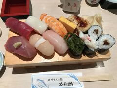 昼食は仙台駅１階にある北辰鮨へ。
寿司通りの店舗と違って、こちらは座って食べられます。
だって足が疲れてるからね(´ε｀ )

1,050円（税抜き）のセットを注文。
