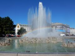 ベルヴェデーレ宮殿を出た所にある噴水のある広場、Hochstrahlbrunnen。

噴水に南からの太陽が当たり、虹ができていました。