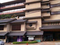 ■10月5日（木）・・・つづきです。

倉吉駅に到着すると、改札を出たところで、お宿の方がお迎えにきてくれていました。
素泊まりの私ひとりのために申し訳ない(T_T)
そして、車でおよそ15分・・・
今日から2泊お世話になる、三朝薬師の湯「万翆楼」さんに到着。