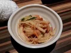 　夜は外で食べます。部屋にあった冊子の中から「アダン」と言う店を予約。
あぐー豚のしゃぶしゃぶのお店です。
　つきだし。イカ燻？の入った酢の物。