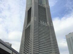 横浜・みなとみらい『横浜ランドマークタワー』の外観の写真。

チェックイン前にランチをいただきます。
今回は『横浜ロイヤルパークホテル』最上階の70階にある
スカイラウンジ【シリウス】のランチブッフェではなく、
68階にあるフレンチレストラン【ル シエール】へ向かいます。

【シリウス】のランチブッフェのブログはこちら↓

<キム・ジェジュンさんのファンミ！
横浜ロイヤルパークホテルからの絶景とともに>

https://4travel.jp/travelogue/10994038