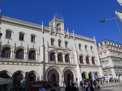 リスボンのロシオ駅からシントラを目指します。
リスボン-シントラ-ロカ岬の電車・バスで使えるチケットがあるので、それを購入。