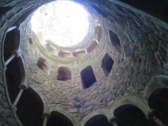 とにかくすごい人で、シントラ駅前に来たバスにとりあえず乗ります。
乗るときはロシオ駅で買ったチケット見せるだけ。

実はペーナ宮殿に行きたかったけど、なぜか着いた先がレガレイラ宮殿。笑