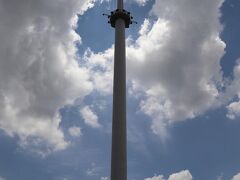 「ムルデカ広場」国旗の掲揚塔は100mもあり世界一の高さらしい。 