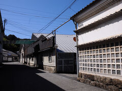 さらに進むと、佐川の象徴ともいえる司牡丹酒造の建物群が見えてきた。
司牡丹は、都内でも普通に飲める有名なお酒。
創業は慶長８年(1603)で、土佐に入国した山内一豊の主席家老深尾重良に従って佐川に来た商家が前進だそうだ。
手前にあった竹村家がその商家のようだ。