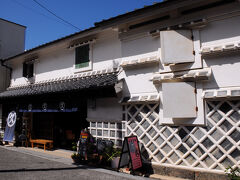 その後、往きに気になっていた竹村家住宅の西隣にある海鼠壁のお店へ。
雑貨店のようだったが、中には喫茶もあった。
ここは、竹村分家旧竹村呉服店だった建物だそうだ。
立派な内蔵や梁があり、なかなか豪壮なものだ。
