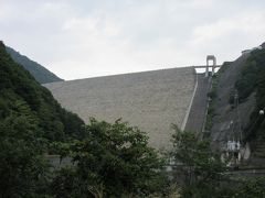 須田貝ダムから奈良俣方面に2km程向かうと山影から大きな提体が見えてきます