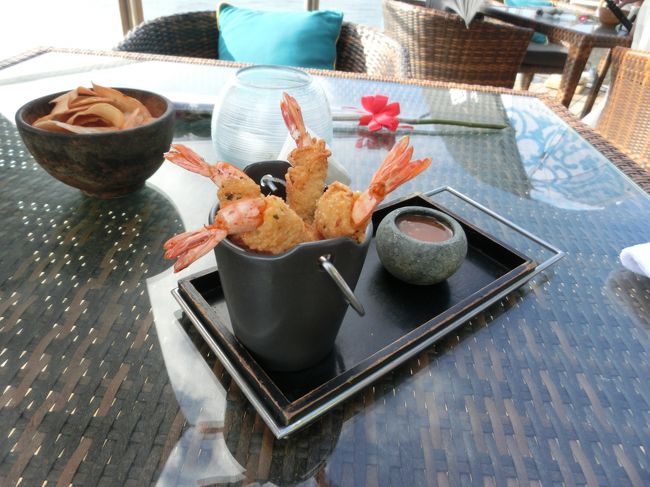 おつまみは、ゴンサロンを頼みました。海老に米麺を巻いて揚げたベトナム料理です。左上はサービスのチップスです。無くなるとお姉さんが追加してくれます。