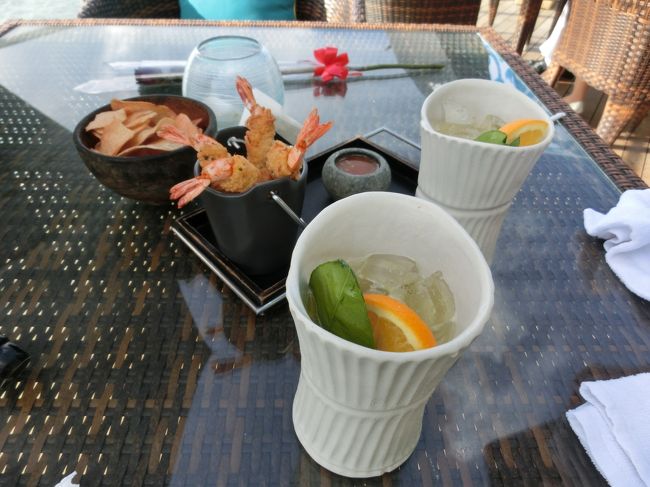 ロックマイワールドを頼みました。日本円で2,000円くらいです。マティーニにウォッカ、パイナップルやオレンジジュースを入れた飲み物です。飲みやすいので飲み過ぎに注意です。