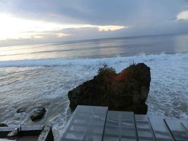 波が岩場に叩きつけられるこんな場所に造られています。