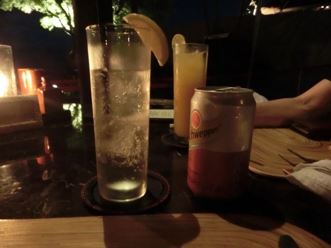 飲み物はジンジャーエールとオレンジジュースです。